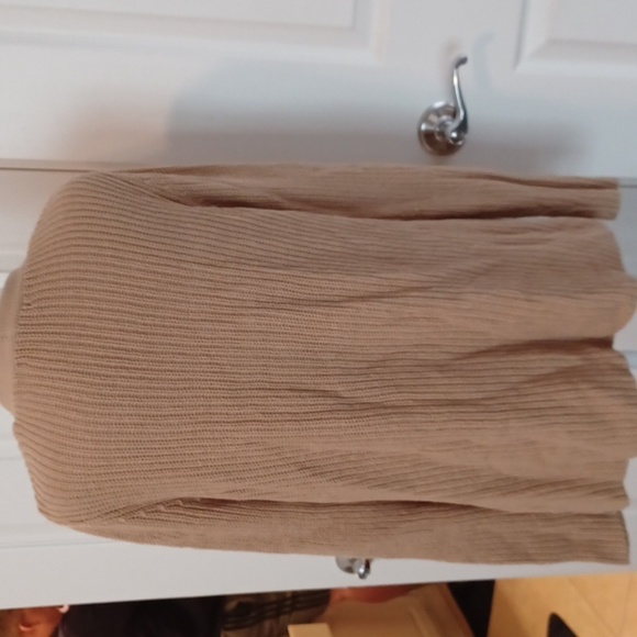 💙🌺 Tan Cardigan With Broche - Picture 6 of 11
